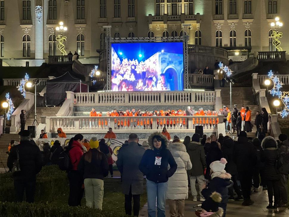 România stabileşte un nou record mondial la colindat. Mii de oameni s-au strâns la Iaşi pentru a cânta ”O, ce veste minunată”, la îndemnul părintelui Dan Damaschin 876987
