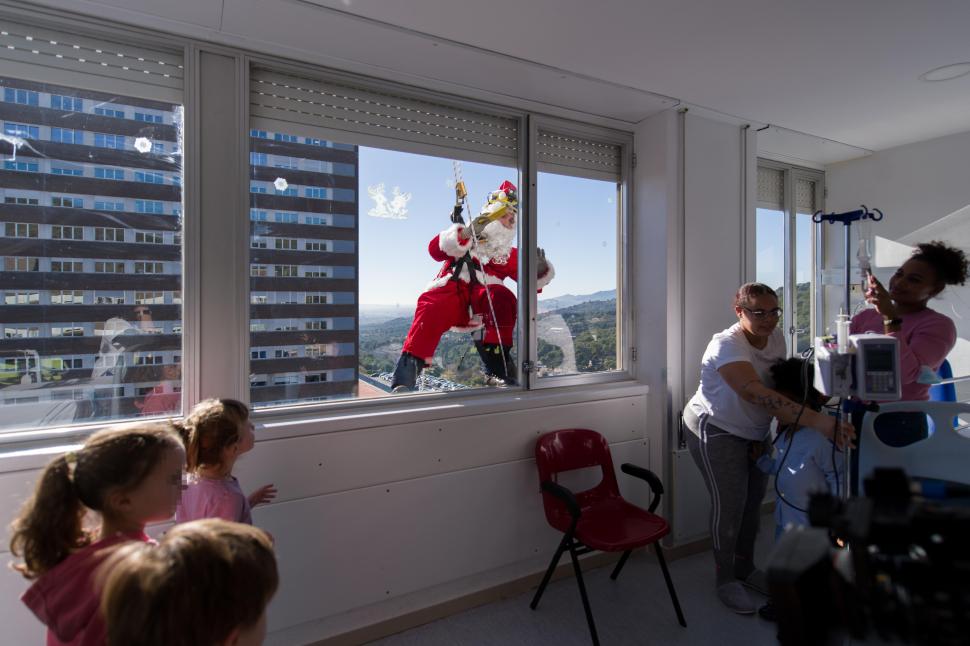 Cei mai ”nebuni” Moși Crăciuni din lume. Apariții inedite pe ape, pe uscat şi în aer!  877169