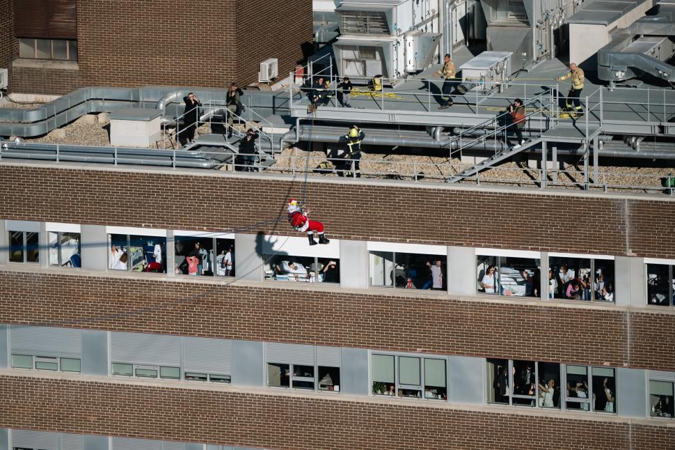 Cei mai ”nebuni” Moși Crăciuni din lume. Apariții inedite pe ape, pe uscat şi în aer!  877180