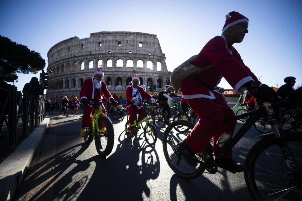 Cei mai ”nebuni” Moși Crăciuni din lume. Apariții inedite pe ape, pe uscat şi în aer!  877182