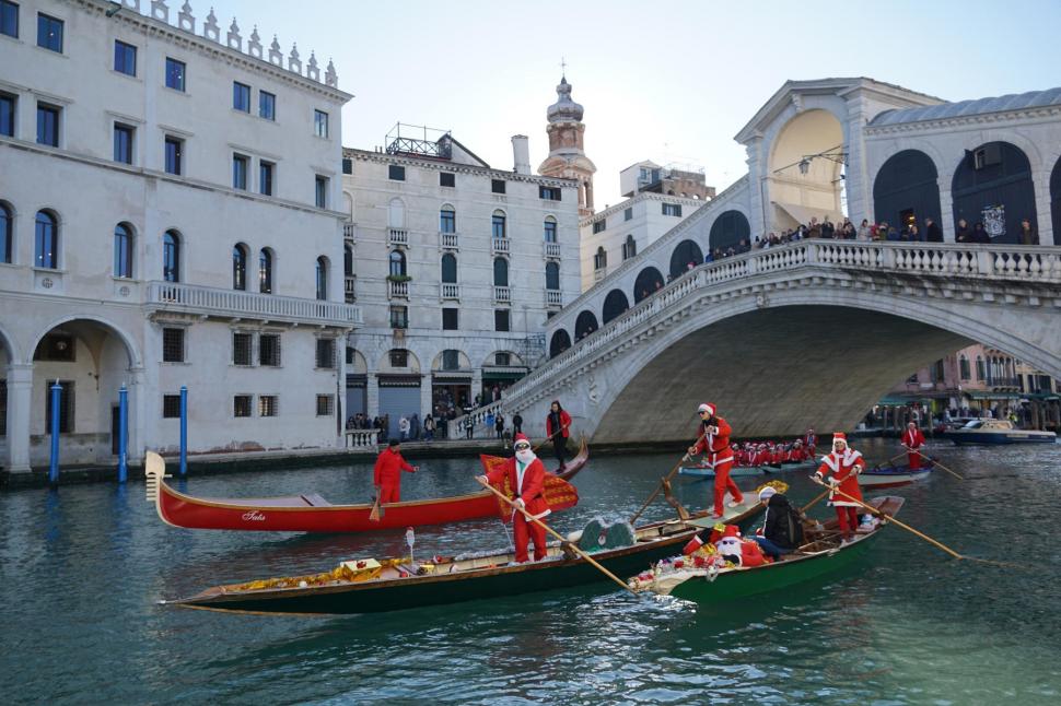 Cei mai ”nebuni” Moși Crăciuni din lume. Apariții inedite pe ape, pe uscat şi în aer!  877183