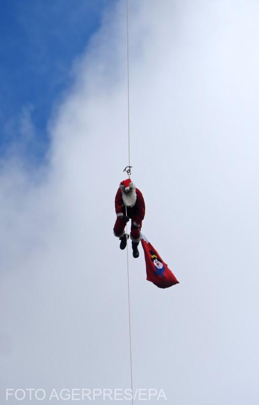 Cei mai ”nebuni” Moși Crăciuni din lume. Apariții inedite pe ape, pe uscat şi în aer!  877187