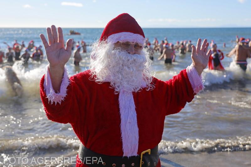 Cei mai ”nebuni” Moși Crăciuni din lume. Apariții inedite pe ape, pe uscat şi în aer!  877188