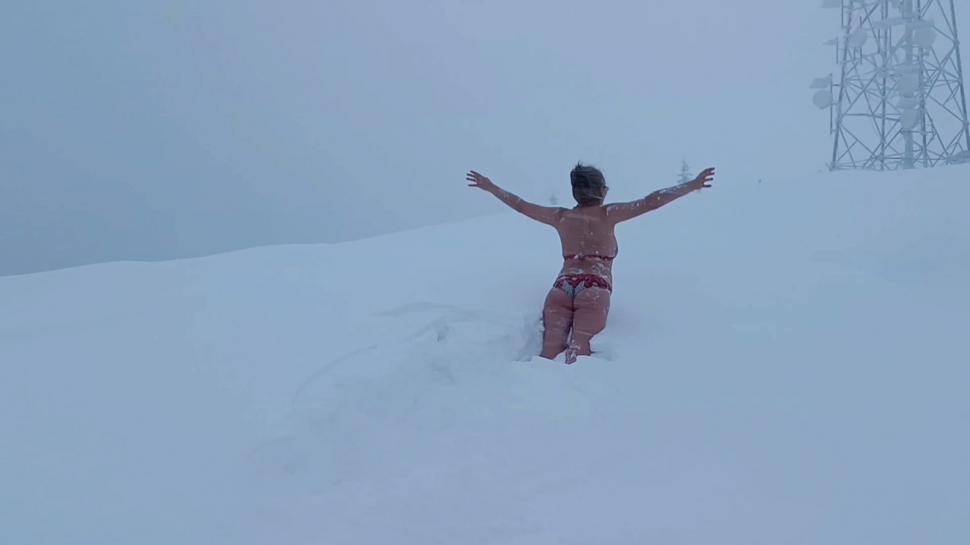 O femeie îmbrăcată în costum de baie s-a aruncat în zăpadă, la -5 grade C, în Munții Parâng 877129