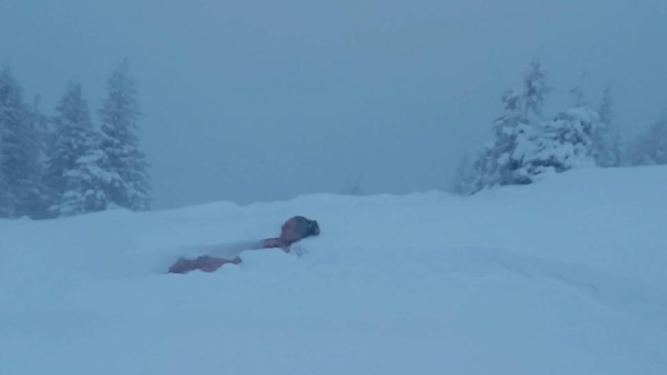 O femeie îmbrăcată în costum de baie s-a aruncat în zăpadă, la -5 grade C, în Munții Parâng 877132