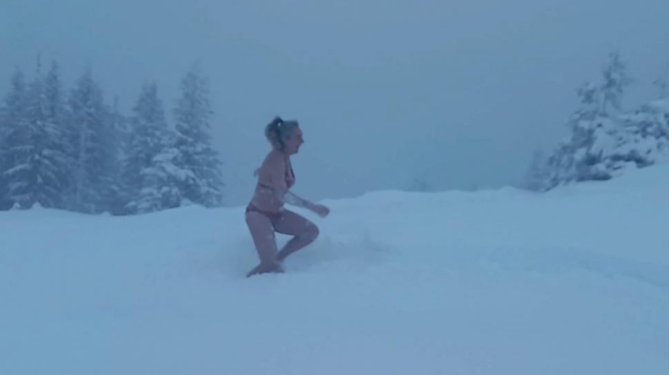 O femeie îmbrăcată în costum de baie s-a aruncat în zăpadă, la -5 grade C, în Munții Parâng 877133