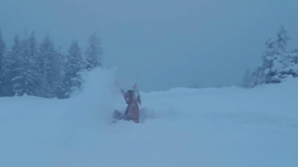 O femeie îmbrăcată în costum de baie s-a aruncat în zăpadă, la -5 grade C, în Munții Parâng 877134