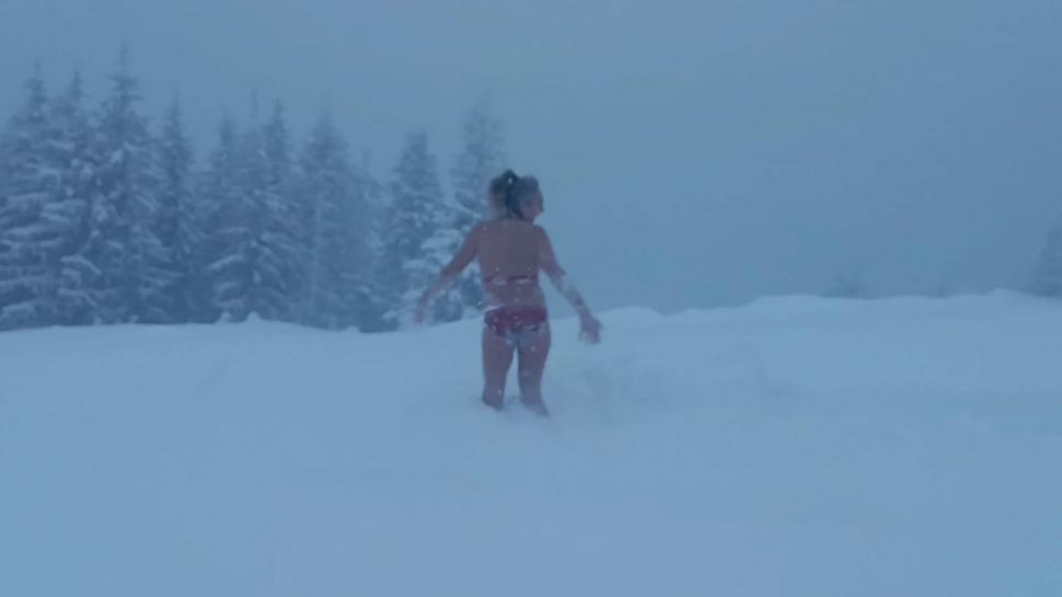 O femeie îmbrăcată în costum de baie s-a aruncat în zăpadă, la -5 grade C, în Munții Parâng 877135