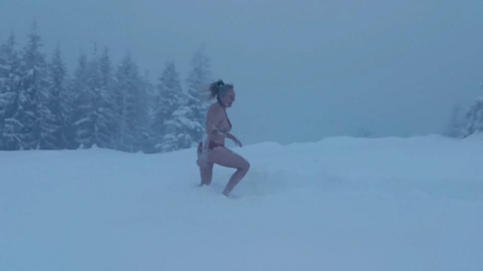 O femeie îmbrăcată în costum de baie s-a aruncat în zăpadă, la -5 grade C, în Munții Parâng 877136