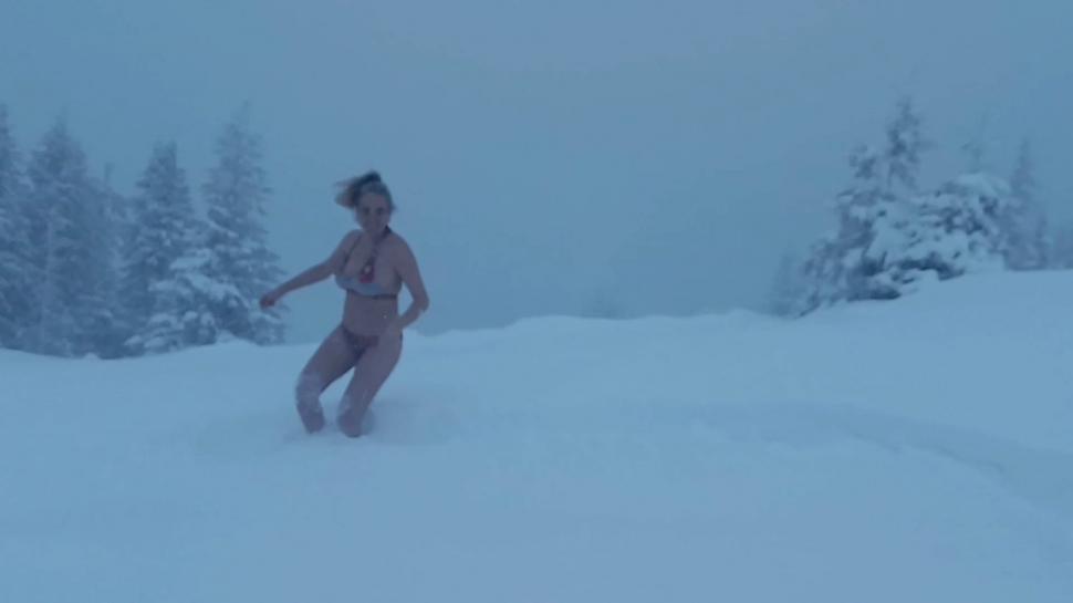 O femeie îmbrăcată în costum de baie s-a aruncat în zăpadă, la -5 grade C, în Munții Parâng 877137