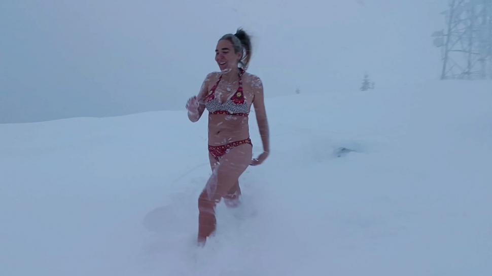 O femeie îmbrăcată în costum de baie s-a aruncat în zăpadă, la -5 grade C, în Munții Parâng 877138