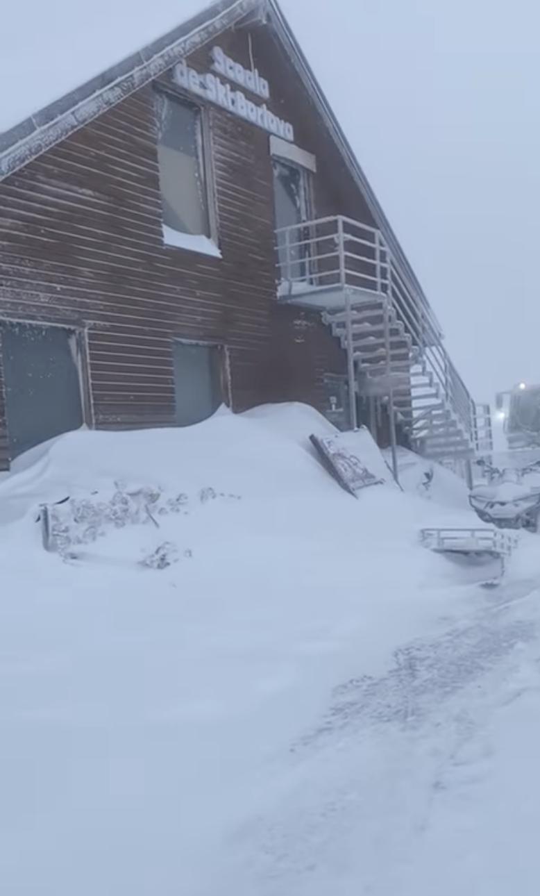 Furtuna Pia lovește cu și mai multă putere în zonele montane | Pericol de avalanșă în munții Făgăraș. Turiștii sunt sfătuiți să amâne orice excursie 877108