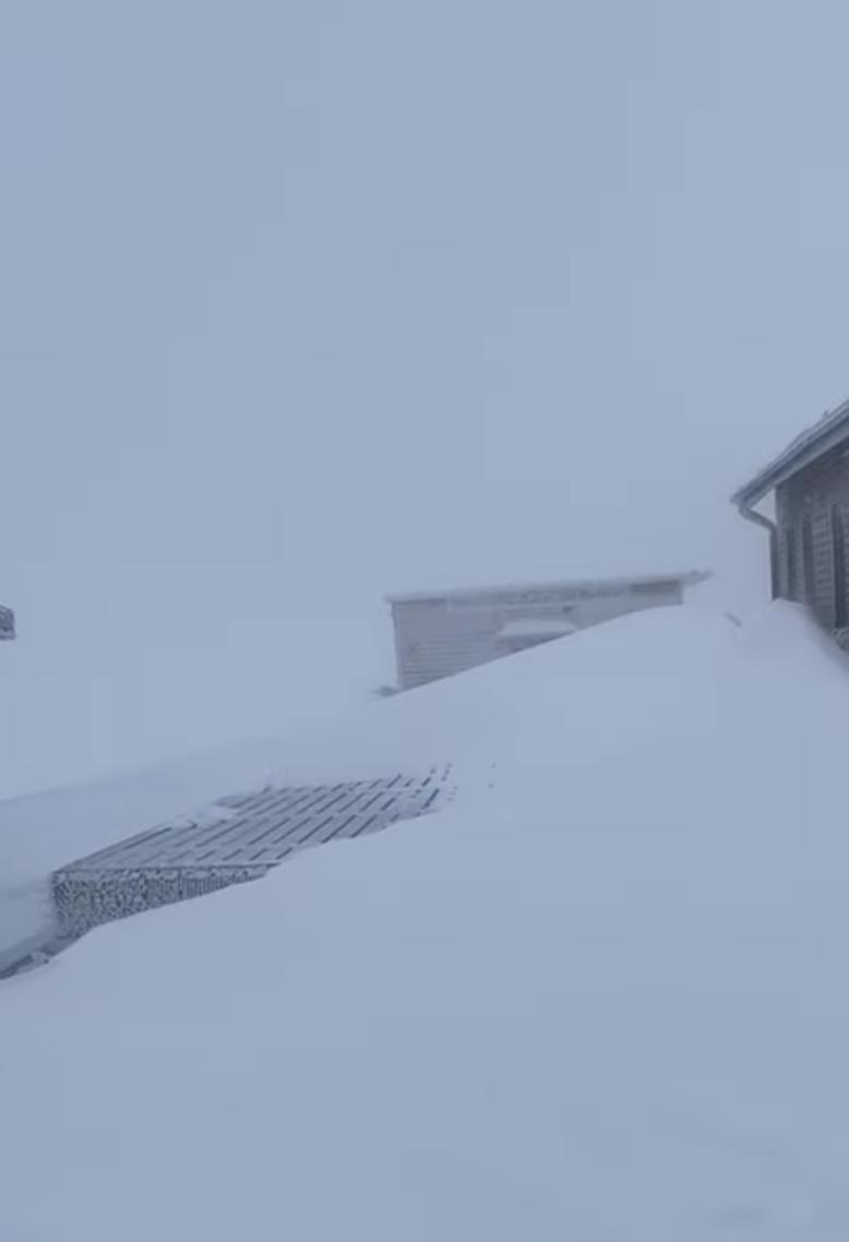 Furtuna Pia lovește cu și mai multă putere în zonele montane | Pericol de avalanșă în munții Făgăraș. Turiștii sunt sfătuiți să amâne orice excursie 877110