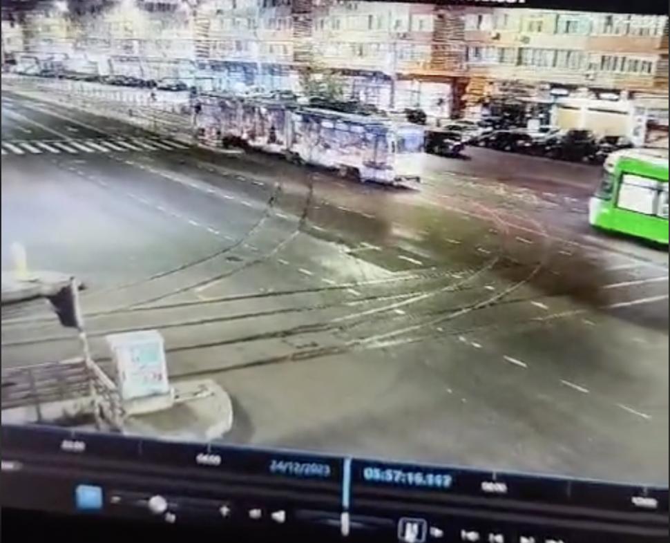 Momentul în care două tramvaie s-au ciocnit frontal în București | STB, despre motivul accidentului 877088