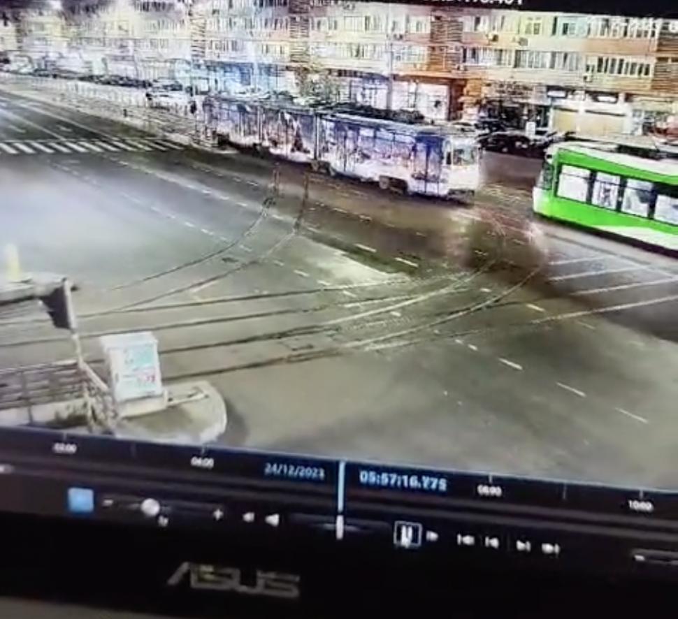 Momentul în care două tramvaie s-au ciocnit frontal în București | STB, despre motivul accidentului 877089
