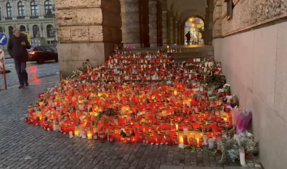 Cehia a adus omagiu victimelor atacului armat din Praga. Altar cu lumânări și flori în fața Universității Carol 877047