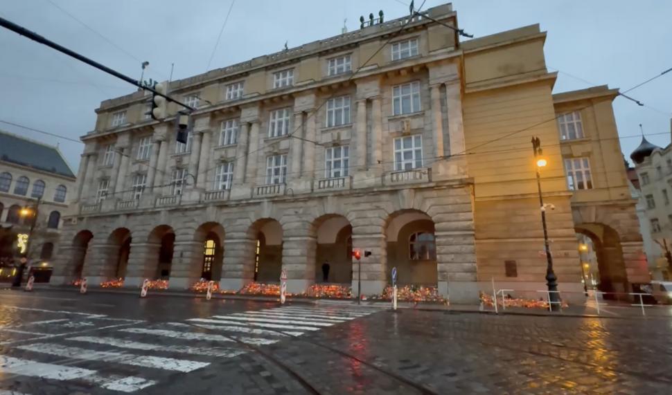 Cehia a adus omagiu victimelor atacului armat din Praga. Altar cu lumânări și flori în fața Universității Carol 877048