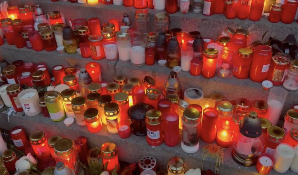 Cehia a adus omagiu victimelor atacului armat din Praga. Altar cu lumânări și flori în fața Universității Carol 877049
