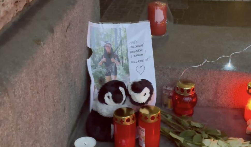 Cehia a adus omagiu victimelor atacului armat din Praga. Altar cu lumânări și flori în fața Universității Carol 877050