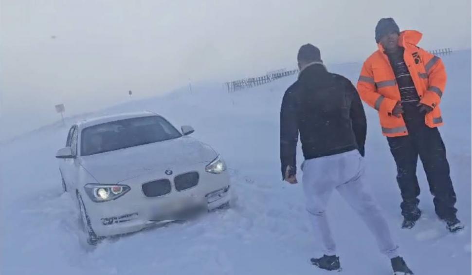 Un șofer teribilist s-a aventurat pe un drum închis pe Transalpina, apoi a cerut ajutor drumarilor și jandarmeriei. S-a ales cu permisul suspendat și o amendă consistentă 877094