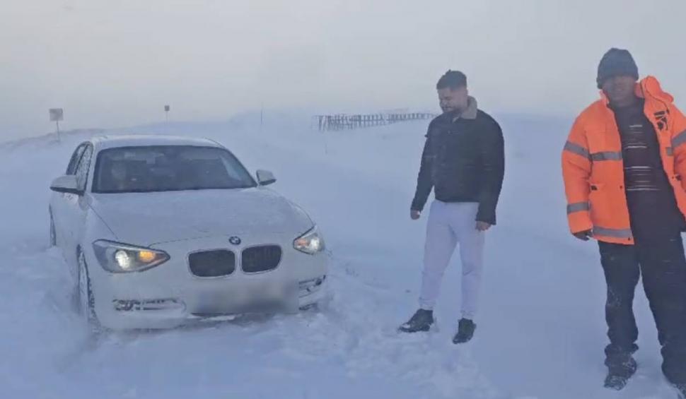 Un șofer teribilist s-a aventurat pe un drum închis pe Transalpina, apoi a cerut ajutor drumarilor și jandarmeriei. S-a ales cu permisul suspendat și o amendă consistentă 877096