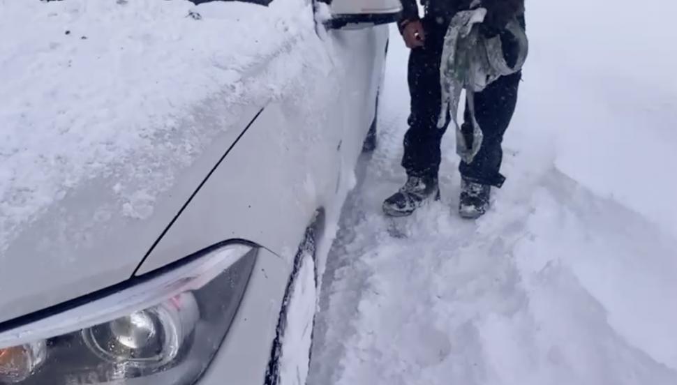 Un șofer teribilist s-a aventurat pe un drum închis pe Transalpina, apoi a cerut ajutor drumarilor și jandarmeriei. S-a ales cu permisul suspendat și o amendă consistentă 877097