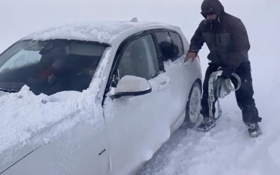 Un șofer teribilist s-a aventurat pe un drum închis pe Transalpina, apoi a cerut ajutor drumarilor și jandarmeriei. S-a ales cu permisul suspendat și o amendă consistentă 877098