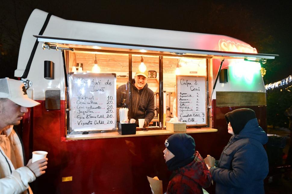 Inițiativă unică în București: Primăria Sectorului 6 a îndemnat locuitorii să împodobească brazi, ce vor ajunge în casele a șase familii nevoiașe, în Ajunul Crăciunului 876891