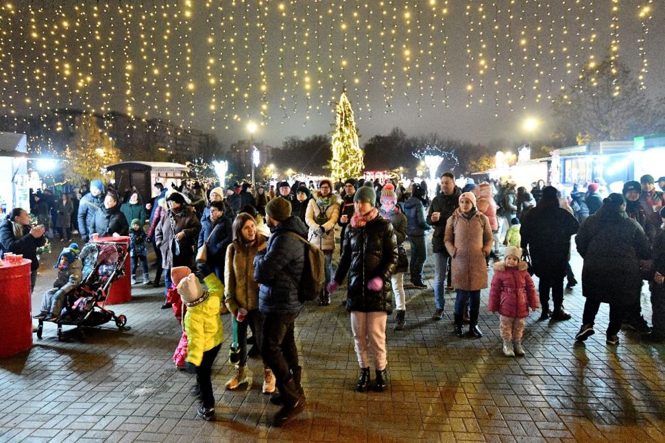 Inițiativă unică în București: Primăria Sectorului 6 a îndemnat locuitorii să împodobească brazi, ce vor ajunge în casele a șase familii nevoiașe, în Ajunul Crăciunului 876892