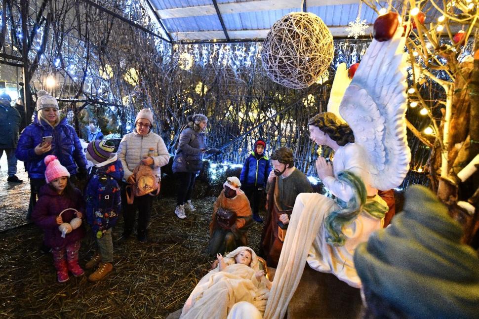 Inițiativă unică în București: Primăria Sectorului 6 a îndemnat locuitorii să împodobească brazi, ce vor ajunge în casele a șase familii nevoiașe, în Ajunul Crăciunului 876900