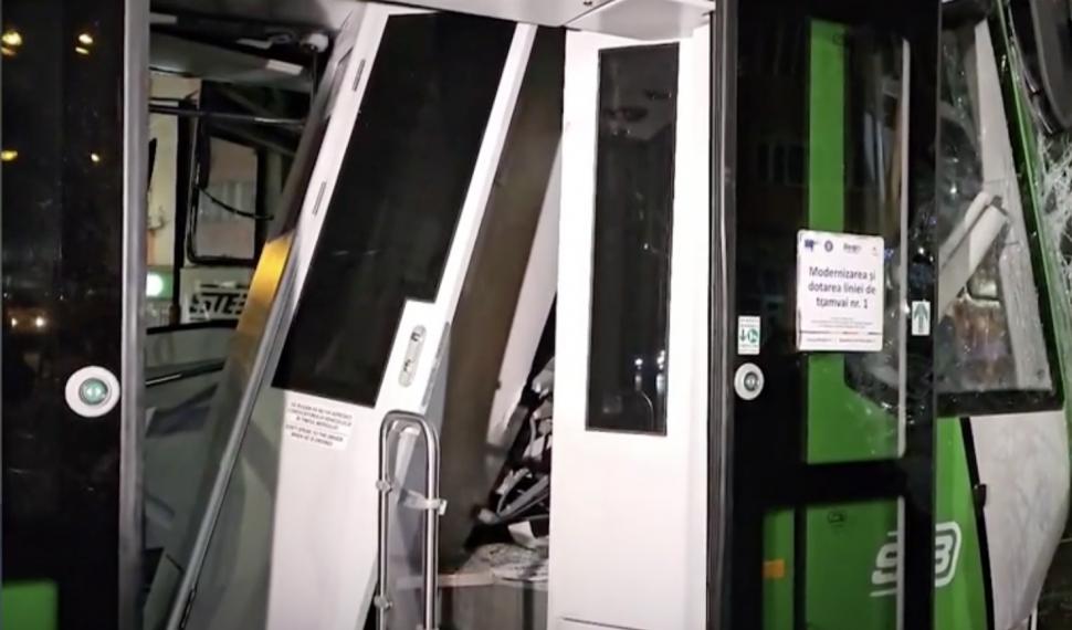 Două tramvaie s-au ciocnit în Sectorul 2, București. Vatmanii au ajuns la spital 877016
