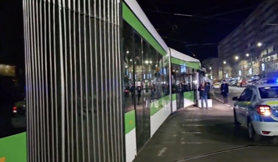 Două tramvaie s-au ciocnit în Sectorul 2, București. Vatmanii au ajuns la spital 877017