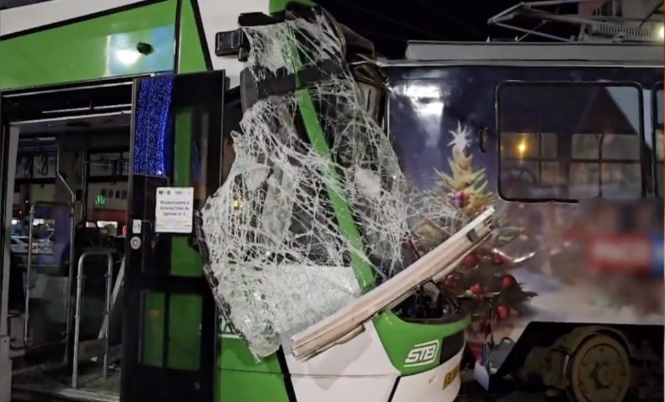 Două tramvaie s-au ciocnit în Sectorul 2, București. Vatmanii au ajuns la spital 877020