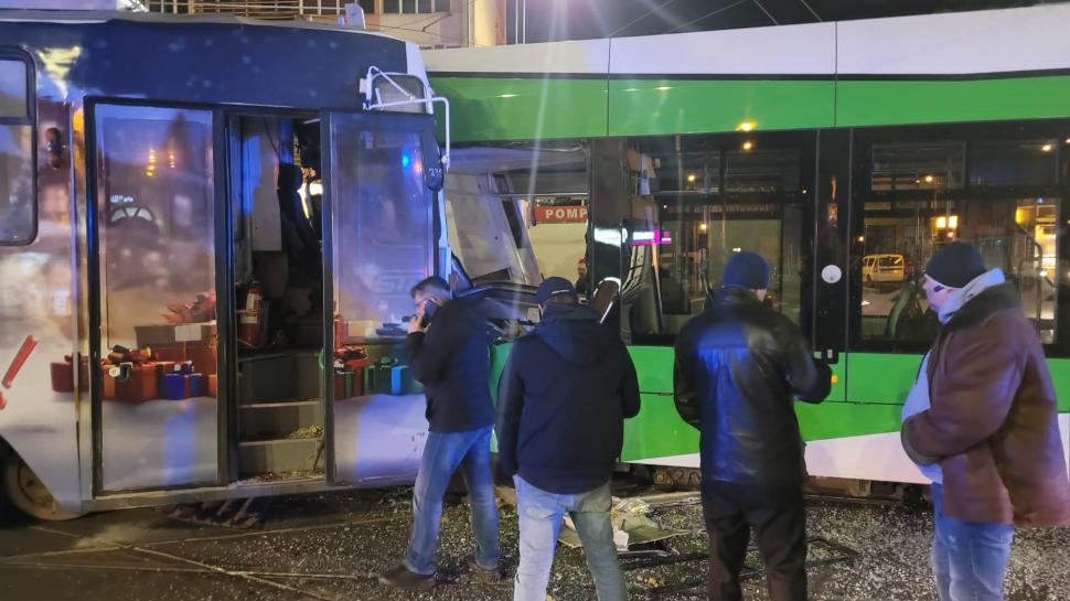 Două tramvaie s-au ciocnit în Sectorul 2, București. Vatmanii au ajuns la spital 877031