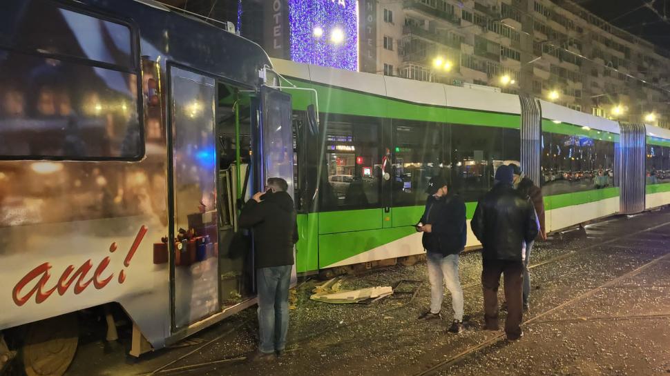 Două tramvaie s-au ciocnit în Sectorul 2, București. Vatmanii au ajuns la spital 877035