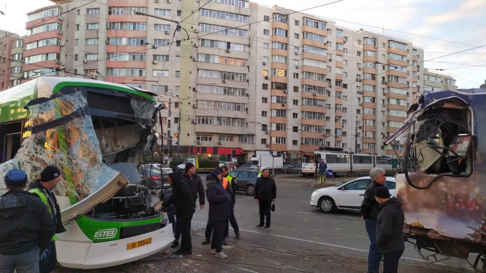 Două tramvaie s-au ciocnit în Sectorul 2, București. Vatmanii au ajuns la spital 877038