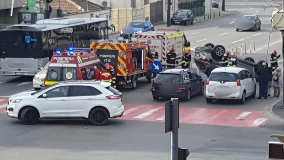 Accident în prima zi de Crăciun la Constanța. Mașina în care se afla o femei și un copil de 8 luni, s-a răsturnat 877254