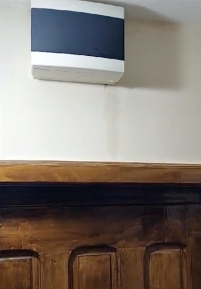 Locatarii unui bloc în reabilitare din Maramureș s-au trezit inundați în dimineața de Crăciun: "Uitați-vă cum curge apa!" 877231