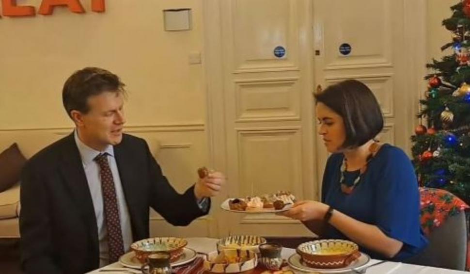 Masă de Crăciun cu mâncăruri tradiționale românești, la Ambasada Britanică din București. Diplomații au dat noroc cu chiftele 877287