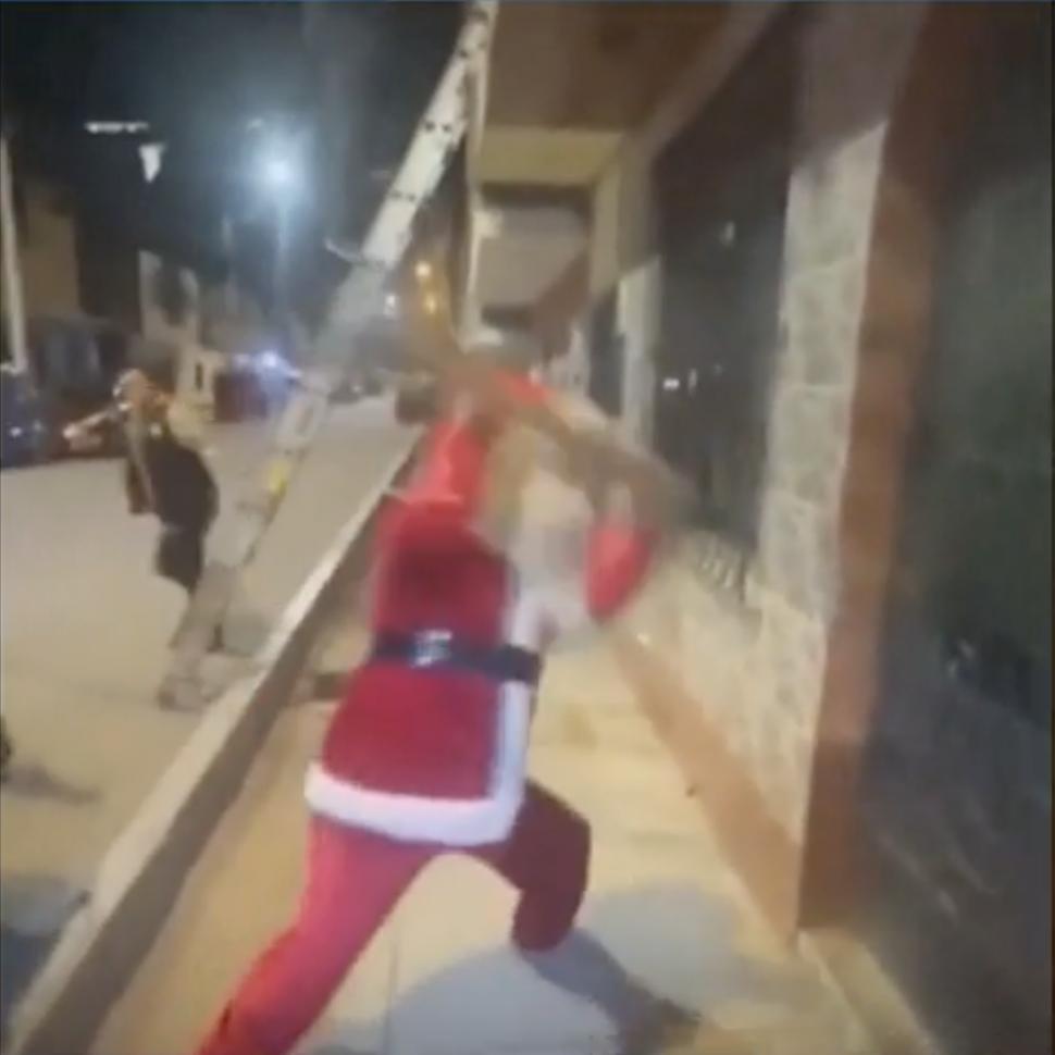 Un polițist deghizat în Moș Crăciun a arestat o bandă de traficanți de droguri. Filmarea a devenit virală 877263