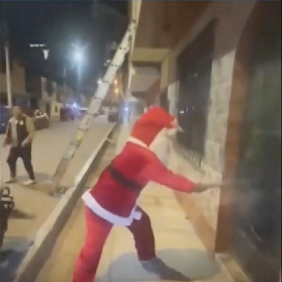 Un polițist deghizat în Moș Crăciun a arestat o bandă de traficanți de droguri. Filmarea a devenit virală 877264