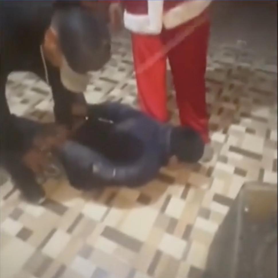 Un polițist deghizat în Moș Crăciun a arestat o bandă de traficanți de droguri. Filmarea a devenit virală 877265