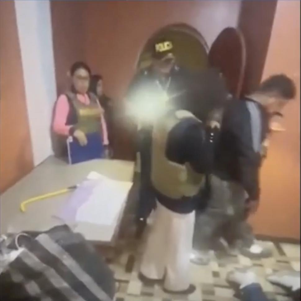 Un polițist deghizat în Moș Crăciun a arestat o bandă de traficanți de droguri. Filmarea a devenit virală 877266