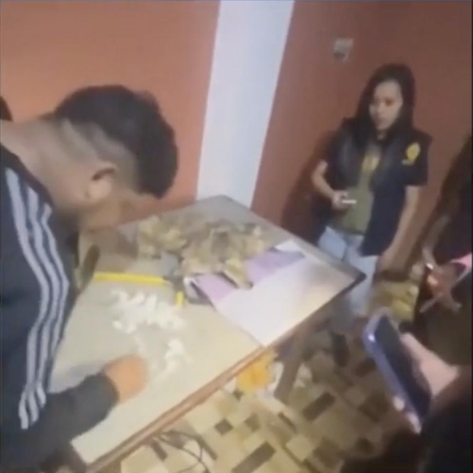 Un polițist deghizat în Moș Crăciun a arestat o bandă de traficanți de droguri. Filmarea a devenit virală 877267