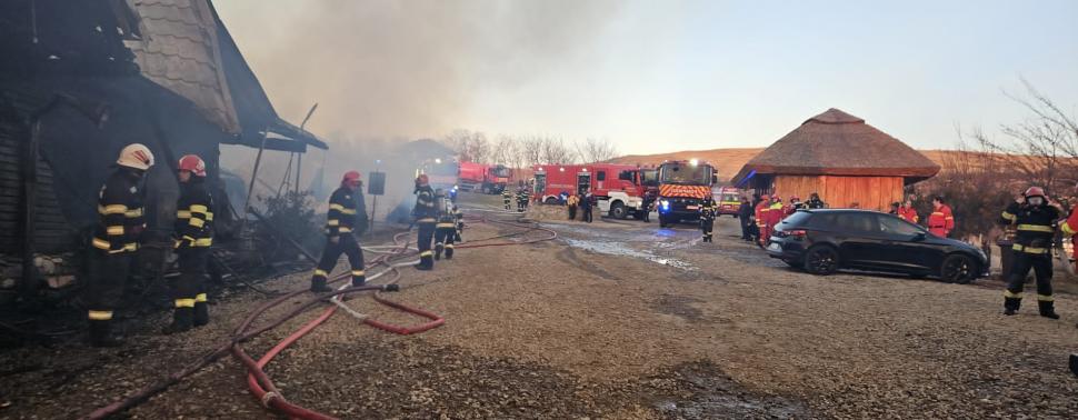 Cadavrul unui copil, găsit în urma incendiului de la pensiunea din Prahova! Prefect: ”A fost identificată o victimă. Este complet carbonizată” 877358