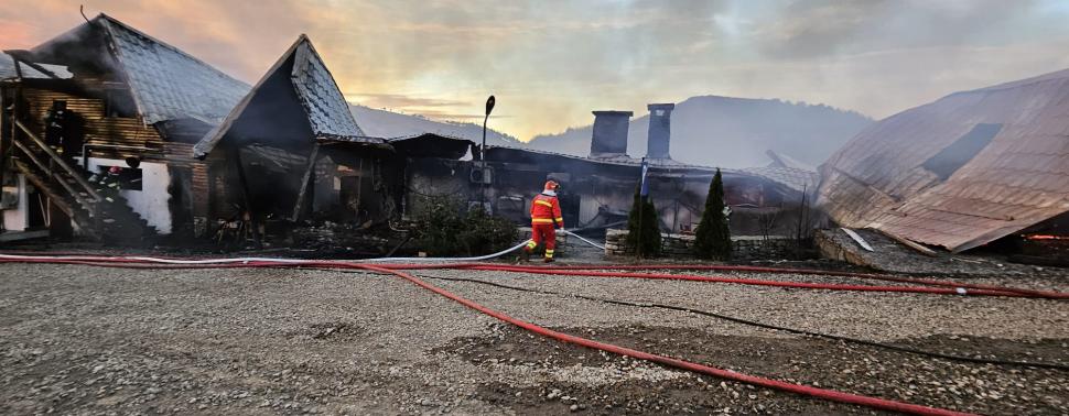 Cadavrul unui copil, găsit în urma incendiului de la pensiunea din Prahova! Prefect: ”A fost identificată o victimă. Este complet carbonizată” 877359