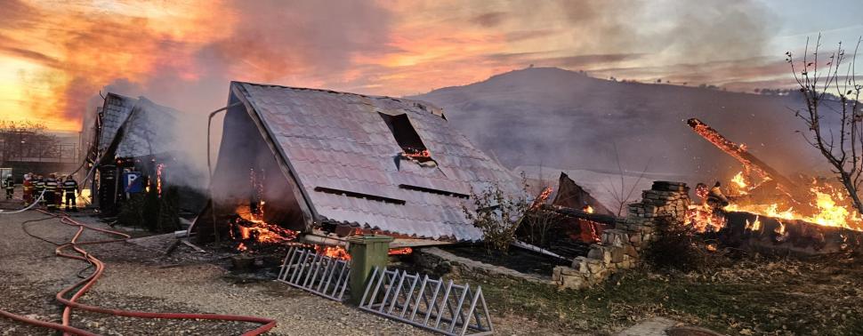 Cadavrul unui copil, găsit în urma incendiului de la pensiunea din Prahova! Prefect: ”A fost identificată o victimă. Este complet carbonizată” 877360