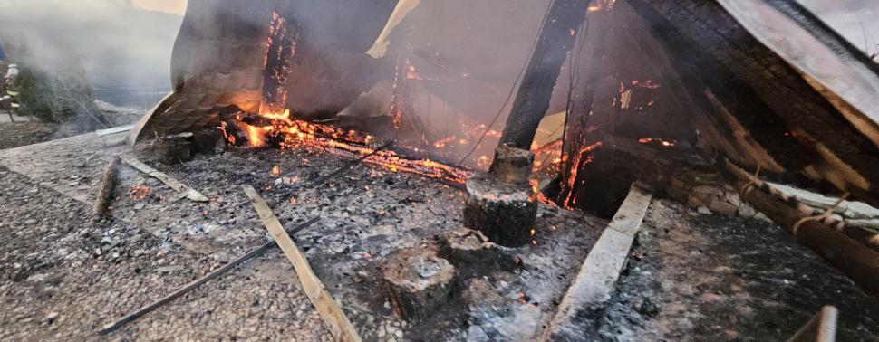 Cadavrul unui copil, găsit în urma incendiului de la pensiunea din Prahova! Prefect: ”A fost identificată o victimă. Este complet carbonizată” 877361