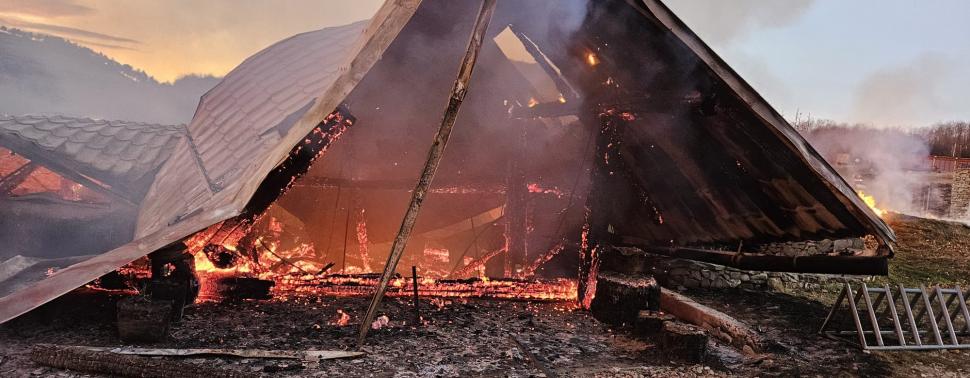 Cadavrul unui copil, găsit în urma incendiului de la pensiunea din Prahova! Prefect: ”A fost identificată o victimă. Este complet carbonizată” 877362