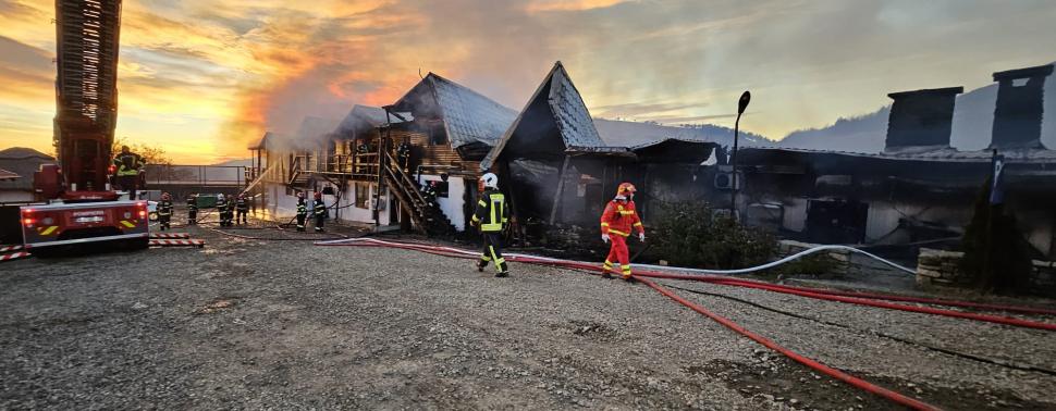Cadavrul unui copil, găsit în urma incendiului de la pensiunea din Prahova! Prefect: ”A fost identificată o victimă. Este complet carbonizată” 877363